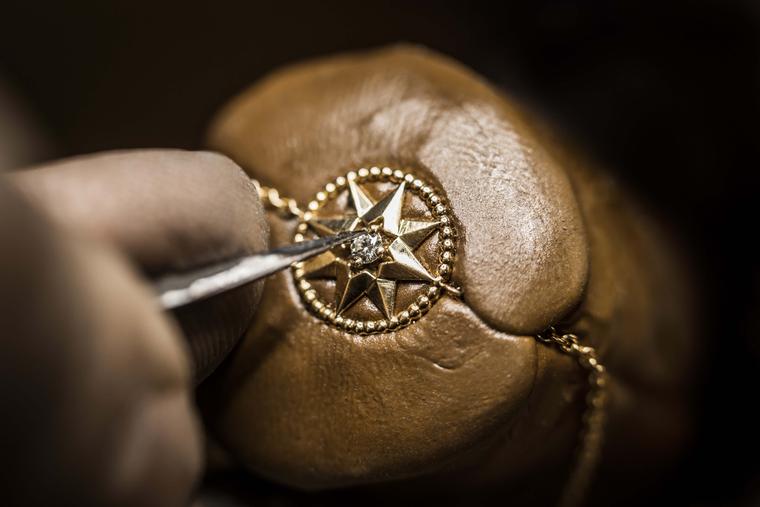 A round brilliant diamond is set by hand into the centre of the Rose des Vents star motif.